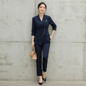 云端上的時(shí)尚符號(hào) 空姐職業(yè)服的美學(xué)與使命